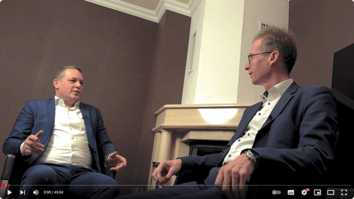 Stephan D. Bremer und Detlef Seif MdB vor Kamin