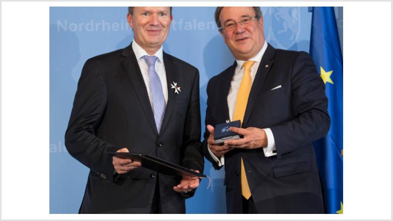 NRW-Ministerpräsident überreicht Michael Breuer den Verdienstorden des Landes Nordrhein-Westfalen