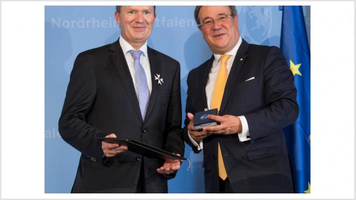 NRW-Ministerpräsident überreicht Michael Breuer den Verdienstorden des Landes Nordrhein-Westfalen